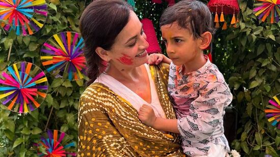 Holi Celebrations: బాలీవుడ్ నటి దియా మీర్జా తన కొడుకుతో కలిసి ఇలా హోలీ సెలబ్రేట్ చేసుకుంది.