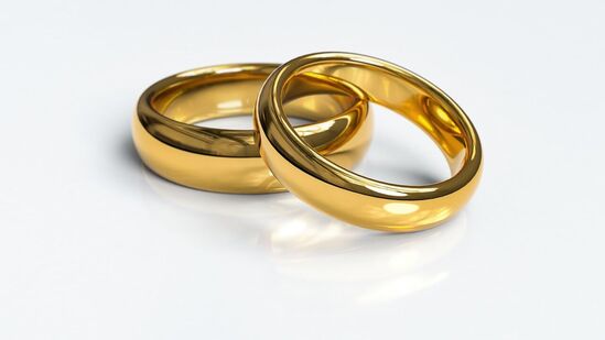 ఇక విశాఖపట్నంలోనూ ఇవే రేట్లు కొనసాగుతున్నాయి. 10గ్రాముల 22 క్యారెట్ల గోల్డ్​ ధర రూ. 80,697గాను, 24 క్యారెట్ల పసిడి ధర రూ. 88,027గాను ఉంది. 100 గ్రాముల సిల్వర్​ రేటు రూ. 11,080 ఉంది.