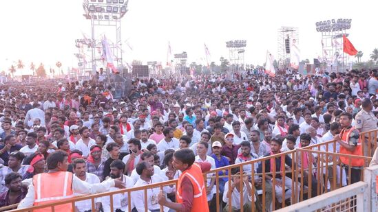 &nbsp;పిఠాపురంలోని చిత్రాడలో తలపెట్టిన జనసేన ఆవిర్భావ సభ విజయవంతంగా జరిగింది. &nbsp;ఆ పార్టీ శ్రేణులు భారీగా తరలివచ్చారు. ఎటుచూసినా జనసైనికులతో నిండిపోయింది.