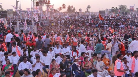 జనసేన ఆవిర్భావ సభకు హాజరైన పార్టీ కార్యక్తలు, వీర మహిళలు