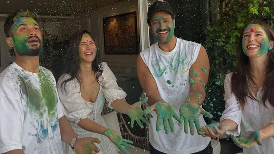 Holi Celebrations: బాలీవుడ్ నటి కత్రినా కైఫ్, ఆమె భర్త, నటుడు విక్కీ కౌశల్ ఫ్యామిలీతో కలిసి హోలీ జరుపుకున్నారు.