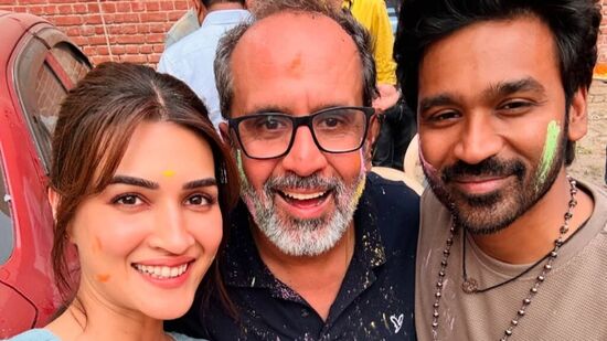 Holi Celebrations: తేరే ఇష్క్ మే మూవీ సెట్లో డైరెక్టర్ ఆనంద్ ఎల్ రాయ్ తో ధనుష్, కృతి సనన్ ఇలా ఫొటోలకు పోజులిచ్చారు