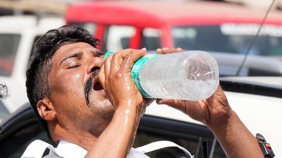 తెలంగాణలోని చాలా ప్రాంతాల్లో 40 డిగ్రీలకు పైగా ఉష్ణోగ్రతలు నమోదవుతున్నాయి. ఈ నేపథ్యంలో హైదరాబాద్ వాతావరణ కేంద్రం హెచ్చరికలను జారీ చేసింది. రేపు(మార్చి 15) పలు జిల్లాల్లో ఎండల తీవ్రత ఎక్కువగా ఉంటుందని పేర్కొంది.&nbsp;