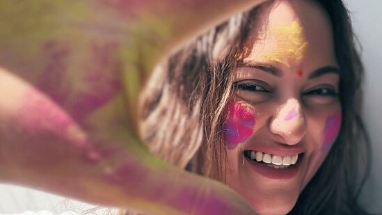 Holi Celebrations: బాలీవుడ్ నటి సోనాక్షి సిన్హా హోలీ సెలబ్రేషన్స్