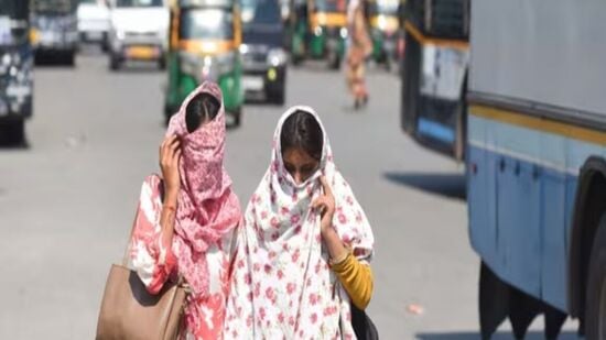 ఎండల తీవ్రత ఎక్కువగా ఉన్న నేపథ్యంలో… ప్రజలంతా జాగ్రత్తగా ఉండాలని అధికారులు హెచ్చరిస్తున్నారు. మధ్యాహ్నం వేళ బయటికి వెళ్లకపోవటం మంచిదని సూచిస్తున్నారు. డీహ్రైడేషన్ కు గురికాకుండా చూసుకోవాలని చెబుతున్నారు.
