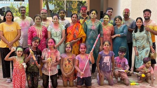 Holi Celebrations: హైదరాబాద్ లోని పలు అపార్ట్‌మెంట్ల వాసులు ఇలా హోలీ జరుపుకున్నారు.