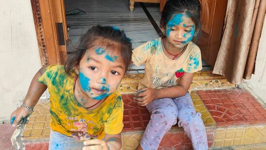 Holi Celebrations: రంగుల్లో ముద్దొస్తున్న చిన్నారులు