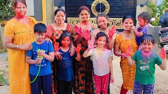 Holi Celebrations: చిన్నారులతో కలిసి పెద్దలూ ఈ రంగుల పండుగను ఘనంగా జరుపుకున్నారు.