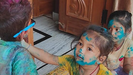 Holi Celebrations: చిన్నారుల కేరింతలు