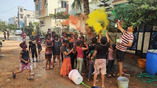 Holi Celebrations: కాలనీలన్నీ రంగులమయం అయిపోయాయి.