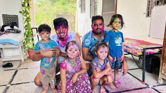 Holi Celebrations: &nbsp;హోలీ రంగుల్లో మునిగి తేలుతూ..