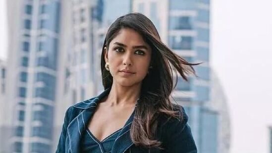 మృణాల్ ఠాకూర్ తెలుగులో సీతారామం, హాయ్ నాన్న సినిమాలతో బ్లాక్బస్టర్స్ అందుకున్నది. బాలీవుడ్లో పలు సూపర్ హిట్ సినిమాలు చేసింది. మృణాల్ సినీ జర్నీతో మాత్రం సీరియల్స్తోనే మొదలైంది. హిందీలో అర్జున్, కుంకుమ్ భాగ్యతో పాటు మరికొన్ని సీరియల్స్ చేసింది. <p>మృణాల్ ఠాకూర్ తెలుగులో సీతారామం, హాయ్ నాన్న సినిమాలతో బ్లాక్బస్టర్స్ అందుకున్నది. బాలీవుడ్లో పలు సూపర్ హిట్ సినిమాలు చేసింది. మృణాల్ సినీ జర్నీతో మాత్రం సీరియల్స్తోనే మొదలైంది. హిందీలో అర్జున్, కుంకుమ్ భాగ్యతో పాటు మరికొన్ని సీరియల్స్ చేసింది. </p>
