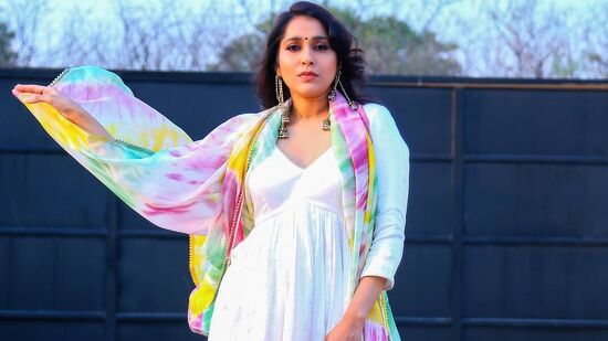 Rashmi Gautham Holi Celebrations: రష్మికి కూడా అభిమానులు హ్యాపీ హోలీ అంటూ విషెస్ చెబుతున్నారు.