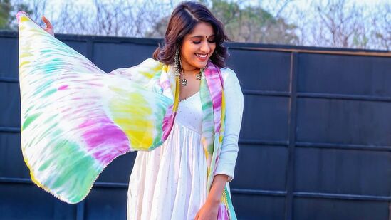 Rashmi Gautham Holi Celebrations: ఈ వైట్ డ్రెస్ కలర్ ఫుల్ దుపట్టాకు ఓ పేద్ద జుంకాలతో రష్మి ఎంతో అందంగా కనిపించింది.
