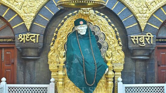 ఐఆర్ సీటీసీ టూరిజం వెబ్ సైట్ లోకి వెళ్తే “SAI SANNIDHI EX VIJAYAWADA” పేరుతో ఈ ప్యాకేజీ కనిపిస్తుంది. మొత్తం &nbsp;4 రోజుల టూర్ ప్యాకేజీ ఇది. &nbsp;ట్రైన్ జర్నీ &nbsp;ద్వారా ఈ ప్యాకేజీని ఆపరేట్ చేస్తున్నారు. విజయవాడ మాత్రమే కాకుండా… &nbsp;ఖమ్మం, వరంగల్, సికింద్రాబాద్ స్టేషన్లలో కూడా ట్రైన్ ఎక్కవచ్చు.&nbsp;