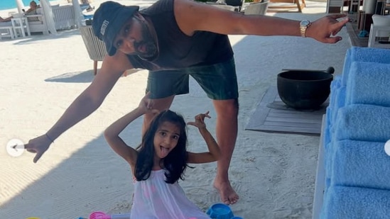 రోహిత్ శర్మ తన కూతురు సమైరాతో కలిసి మాల్దీవ్స్ లో ఎంజాయ్ చేస్తున్న ఫొటోలు వైరల్ గా మారాయి. బీచ్ లో చిన్న పిల్లాడిలా మారి సమైరాతో రోహిత్ ఆటలాడుతూ గడుపుతున్నాడు.&nbsp;