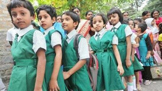 తెలంగాణ పదో తరగతి పరీక్షలు జరుగుతున్న స్కూళ్లలో మాత్రం మధ్యాహ్నం 1.00 గంట నుంచి సాయంత్రం 5 గంటల వరకు తరగతులు నిర్వహిస్తారు.&nbsp;