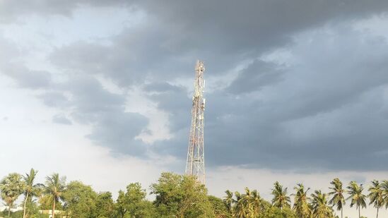 ఓవైపు ఎండలు…. మరోవైపు వర్ష సూచన ఉండటంతో తెలంగాణలో భిన్న వాతావరణం కనిపించే అవకాశం ఉంది. తేలికపాటి వర్షాలు కురిస్తే కాస్త ఉష్ణోగ్రతలు తగ్గే అవకాశం కూడా ఉంటుంది.