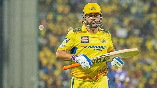 2010 ఐపీఎల్ లో కింగ్స్ ఎలెవన్ పంజాబ్ పై 193 పరుగుల ఛేజింగ్ లోనూ ధోని అదరగొట్టాడు. లాస్ట్ ఓవర్లో సీఎస్కేకు 16 పరుగులు కావాలి. ఇర్ఫాన్ పఠాన్ బౌలింగ్ లో తొలి రెండు బంతుల్లో ధోని 4, 2 పరుగులు సాధించాడు. ఆ తర్వాత వరుసగా రెండు సిక్సర్లతో రెండు బంతులు ఉండగానే మ్యాచ్ ముగించాడు.&nbsp;