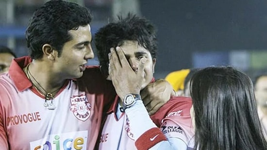 IPL Controversies: ఐపీఎల్ ప్రారంభమైన 2008లోనే ఫీల్డ్ లో శ్రీశాంత్ ను హర్భజన్ చెంపదెబ్బ కొట్టడంతో దుమారం రేపింది. ఇది హర్భజన్ పై వేటుకు కారణమైంది.
