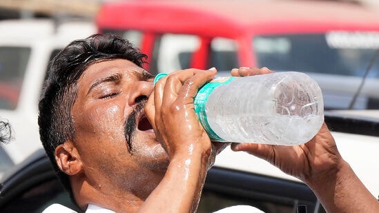తెలంగాణలోని చాలా జిల్లాల్లో ఇప్పటికే 41 డిగ్రీలకు పైగా ఉష్ణోగ్రతలు నమోదయ్యాయి. రానురాను పరిస్థితి మారే అవకాశం ఉంది. మరింత ఉష్ణోగ్రతలు పెరిగే అవకాశం ఉందని ఐఎండీ హెచ్చరిస్తోంది. ఎండల తీవ్రతతో చాలా ప్రాంతాల్లో వడగాల్పులు వీస్తున్నాయి. ఆయా జిల్లాలకు ఎల్లో, ఆరెంజ్ హెచ్చరికలను జారీ చేస్తున్నారు.&nbsp;&nbsp;