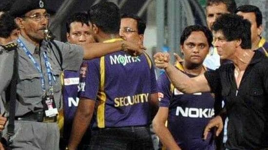 IPL Controversies: 2012లో కోల్‌కతా నైట్ రైడర్స్ ఓనర్ షారుక్ ఖాన్ వాంఖెడే స్టేడియంలో దురుసుగా ప్రవర్తించిన కారణంగా అతనిపై స్టేడియంలోకి రాకుండా నిషేధం విధించారు. తర్వాత దీనిని ఎత్తేశారు.