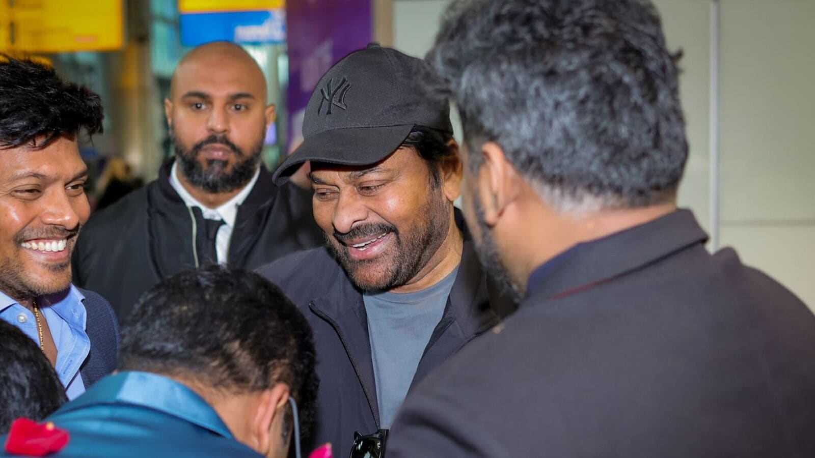 Chiranjeevi in London: లండన్‍లో అడుగుపెట్టిన మెగాస్టార్ చిరంజీవి.. అభిమానుల ఘన స్వాగతం.. ఎందుకు వెళ్లారంటే..