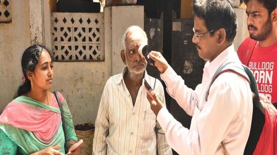 50 ఏళ్లు పైబడిన, అర్హత ఉన్న చేనేత కార్మికులకు పెన్షన్ పంపిణీ జరుగుతోందని మంత్రి కొండపల్లి శ్రీనివాస్ తెలిపారు. వితంతువులు, వికలాంగులు ఇలా అర్హత కలిగిన వారందరికీ పెన్షన్ ఇచ్చే బాధ్యతను రాష్ట్ర ప్రభుత్వం తీసుకుందన్నారు. దీనిపై తప్పుడు ప్రచారం నమ్మవద్దని కోరారు. &nbsp;