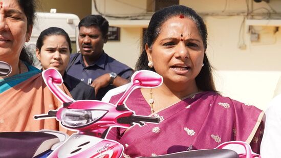 మాట తప్పడం, మడమ తిప్పడం కాంగ్రెస్ పార్టీ నైజం అని బీఆర్ఎస్ ఎమ్మెల్సీలు విమర్శించారు. అన్ని వర్గాలను వంచించినట్టు విద్యార్థులను మోసం చేశారని ఆరోపించారు. స్టేషన్ ఘన్‌పూర్ సభలో తాము ఇచ్చిన హామీలు అమలు చేయలేమని చేతులెత్తేసింది కాంగ్రెస్ పార్టీ అని ఎద్దేవా చేశారు.