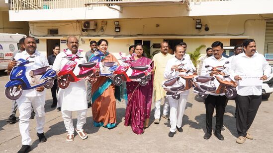 కాంగ్రెస్ పార్టీ ఎన్నికల సందర్భంగా ఇచ్చిన హామీలు అమలు చేయాలని.. బీఆర్ఎస్ ఎమ్మెల్సీలు డిమాండ్ చేశారు. డిగ్రీ, ఆపై చదివే విద్యార్థినులకు స్కూటీలు ఇవ్వాలని కోరారు. ఈ మేరకు శాసన మండలి వద్ద స్కూటీల ప్లకార్డులను ప్రదర్శించారు.&nbsp;