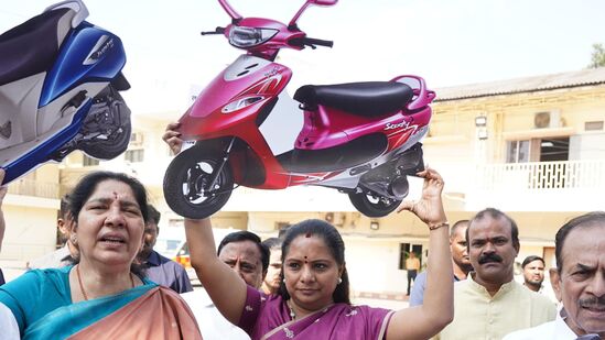 ఆడపిల్లలకు వెంటనే స్కూటీలు ఇవ్వాలని.. ఎమ్మెల్సీ కవిత డిమాండ్ చేశారు. కాంగ్రెస్ పార్టీ &nbsp;అధికారంలోకి వచ్చి 15 నెలలు అయ్యిందన్నారు. నిన్న తులం బంగారం ఇయ్యమని శాసన మండలి సాక్షిగా చెప్పారు.. నేడు ఆడపిల్లలకు స్కూటీలు ఎగ్గొట్టే పని చేస్తున్నారని కవిత ఆగ్రహం వ్యక్తం చేశారు.&nbsp;