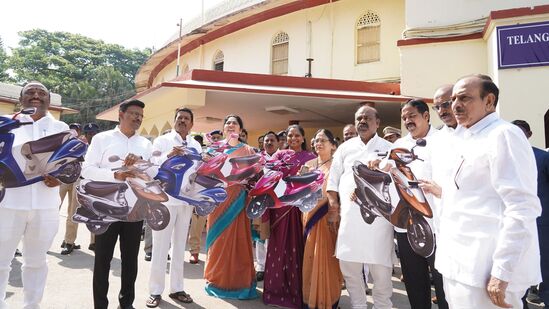 దేశంలో అనేక పార్టీలు హామీలు ఇస్తాయి.. కానీ చెప్పని హామీలు సైతం అమలు చేసిన పార్టీ బీఆర్ఎస్ అని.. ఎమ్మెల్సీలు వ్యాఖ్యానించారు. ఇచ్చిన హామీలు అమలు చేయలేని పక్షంలో ప్రజాగ్రహానికి గురికాక తప్పదని హెచ్చరించారు. కేసీఆర్ ప్రభుత్వం అనేక సమస్యలకు పరిష్కారం చూపిందని.. మళ్లీ సమస్యలకు కేంద్రంగా తెలంగాణ మారుతుందని ఆరోపించారు.&nbsp;