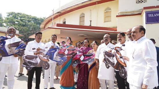 లక్ష 50 వేల కోట్ల అప్పు చేశారు.. హామీలు విస్మరించారని ఎమ్మెల్సీ కవిత ఆరోపించారు. ప్రియాంక గాంధీకి విద్యార్థులు పోస్ట్ కార్డులు రాస్తున్నారని.. ఇప్పటికైనా ఆడపిల్లలకు స్కూటీలు ఇవ్వాలని డిమాండ్ చేశారు.&nbsp;