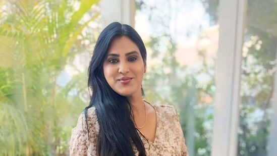 బ్ర‌హ్మ‌ముడి సీరియ‌ల్‌లో తొలుత పాజిటివ్ క్యారెక్ట‌ర్‌లో క‌నిపించింది మాధురి. ఆ త‌ర్వాత నెగెటివ్ షేడ్స్‌లో ఆమె పాత్ర ట‌ర్న్ అయ్యింది.&nbsp;
