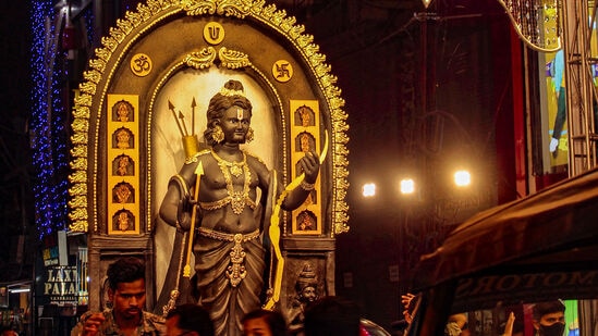 శ్రీరామనవమి రోజున కూడా కొందరు ఉపవాసం ఉంటారు. ఈ రోజున ఉపవాసం ఉండటం వల్ల ఆ వ్యక్తి కుటుంబానికి ఆనందం, శ్రేయస్సు లభిస్తుందని చెబుతారు. శ్రీరాముడి జన్మస్థలమైన అయోధ్యలో ఈ పండుగకు భిన్నమైన వైభవం కనిపిస్తుంది. శ్రీరామనవమి పర్వదినాన్ని పురస్కరించుకుని సుదూర ప్రాంతాల నుంచి భక్తులు అయోధ్యకు వచ్చి సరయూ నదిలో పుణ్యస్నానాలు ఆచరించిన తర్వాత శ్రీరాముని ఆలయాన్ని సందర్శిస్తారు.