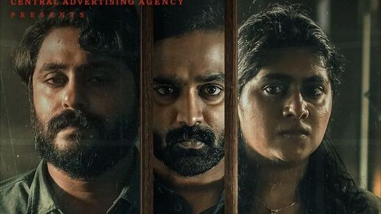 Sony Liv Malayalam Thrillers: ఇన్నలే వారే అనే మరో మూవీ కూడా మంచి థ్రిల్ పంచుతుంది. ఓ నటుడు, డబ్బు ఆశతో అతన్ని బందీగా చేసుకొని అతని ఫోన్ నంబర్, సోషల్ మీడియా అకౌంట్లతో డబ్బు సంపాదించే ఓ ప్రేమ జంట చుట్టూ తిరిగే స్టోరీ ఇది.