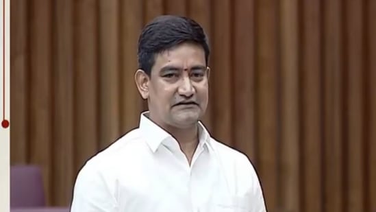 రాష్ట్రంలో పెన్షనర్ల తగ్గింపుపై శాసనమండలిలో వైసీపీ ఎమ్మెల్సీలు అడిగిన ప్రశ్నలపై మంత్రి కొండపల్లి శ్రీనివాస్ స్పందించారు. బీసీ, ఎస్సీ, ఎస్టీ,మైనార్టీలకు 50 ఏళ్లకే రూ.4 వేల చొప్పున పెన్షన్ ఇచ్చేందుకు ప్రణాళిక రూపొందిస్తున్నామన్నారు.&nbsp;
