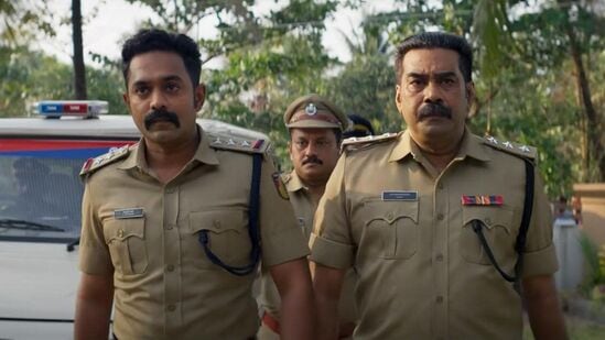 Sony Liv Malayalam Thrillers: సోనీ లివ్ ఓటీటీలో ఉన్న మరో పోలీస్ థ్రిల్లర్ మూవీ తలవన్. ఆసిఫ్ ఆలీ, బిజు మేనన్ నటించిన మూవీ ఇది. ఒకరంటే ఒకరికి అస్సలు పడని ఓ సీఐ, ఎస్ఐ.. తర్వాత ఓ హత్య, దానిని సీఐపై వేయడానికి చేసే ప్రయత్నాలను అడ్డుకోవడానికి ఎలా కలిసి పని చేశారన్నది ఈ మూవీలో చూడొచ్చు.