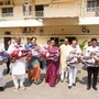 <p>కాంగ్రెస్ పార్టీ ఎన్నికల సందర్భంగా ఇచ్చిన హామీలు అమలు చేయాలని.. బీఆర్ఎస్ ఎమ్మెల్సీలు డిమాండ్ చేశారు. డిగ్రీ, ఆపై చదివే విద్యార్థినులకు స్కూటీలు ఇవ్వాలని కోరారు. ఈ మేరకు శాసన మండలి వద్ద స్కూటీల ప్లకార్డులను ప్రదర్శించారు.&nbsp;</p>