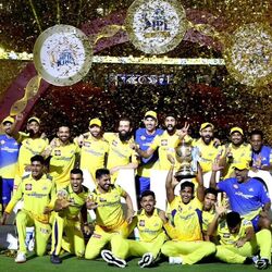 <p>ఐపీఎల్ లో అత్యంత విజయవంతమైన జట్లలో చెన్నై సూపర్ కింగ్స్ ఒకటి. ఈ లీగ్ హిస్టరీలోనే అత్యంత నిలకడ ప్రదర్శించే జట్టు ఇదే. ఈ టీమ్ 2010, 2011, 2018, 2021, 2023లో ట్రోఫీ సొంతం చేసుకుంది. లెజెండ్ ధోని కెప్టెన్ గా సీఎస్కేను తిరుగులేని శక్తిగా మార్చాడు.&nbsp;</p>
