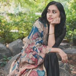 <p>తెలుగు అమ్మాయి అయిన శ్రీదివ్య త‌మిళ సినిమాల‌తోనే ఎక్కువ‌గా ఫేమ‌స్ అయ్యింది. కార్తి స‌త్యం సుంద‌రం మూవీలో హీరోయిన్‌గా క‌నిపించింది. &nbsp;త‌మిళంలో కాకిస‌ట్టై, ఎట్టి, కాష్మోరాతో ప‌లు ప‌లు సూప‌ర్‌హిట్ సినిమాలు చేసింది.&nbsp;</p>