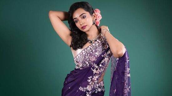 త‌మిళం బ్లాక్‌బ‌స్ట‌ర్ మూవీ కుడుంబ‌స్థాన్‌లో హీరోయిన్‌గా న‌టించిన శాన్వీ మేఘ‌న అచ్చ తెలుగు అమ్మాయే. ఈ మూవీతోనే కోలీవుడ్‌లోకి ఎంట్రీ ఇచ్చిన శాన్వీ మేఘ‌న తొలి అడుగులోనే బ్లాక్‌బ‌స్ట‌ర్ త‌న ఖాతాలో వేసుకున్న‌ది. తెలుగులో పుష్ప‌క విమానంతో పాటు మ‌రికొన్ని సినిమాలు చేసింది.&nbsp;