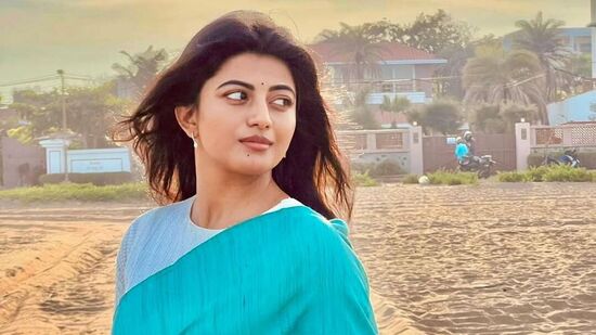క‌య‌ల్ ఆనంది కెరీర్‌ తెలుగు సినిమాల‌తోనే మొద‌లైంది. ఈరోజుల్లో, బ‌స్‌స్టాప్‌తో పాటు మ‌రికొన్ని టాలీవుడ్ మూవీస్‌లో క‌నిపించింది. ఆపై కోలీవుడ్‌ బాట ప‌ట్టిన ఈ బ్యూటీ త‌మిళంలో బిజీయోస్ట్ హీరోయిన్‌గా కొన‌సాగుతోంది.&nbsp;