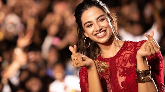 ‘ఇచ్చట వాహనములు నిలుపరాదు’ చిత్రంతో తెలుగులో ఎంట్రీ ఇచ్చారు మీనాక్షి. హిట్ 2తో ఈ భామకు మంచి పేరు వచ్చింది. గుంటూరు కారంలో మహేశ్ బాబుతో నటించే ఛాన్స్ దక్కించుకున్నారు. గతేడాదే మట్కా, మెకానిక్ రాకీ చిత్రాల్లో హీరోయిన్‍గా నటించారు.&nbsp;
