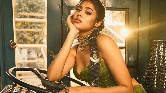 Faria Abdullah Glamour Show: ఆర్టీసీ బస్సులో డ్రైవర్ సీట్లో ఫారియా అబ్దుల్లా అందాల ఆరబోత
