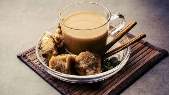 Jaggery Milk Benefits: పాలు తాగడం ఆరోగ్యానికి చాలా మంచిది. అయితే ఈ పాలలో ఒక ముక్క బెల్లం కలుపుకుని తాగితే మరిన్ని ప్రయోజనాలు పొందవచ్చు.