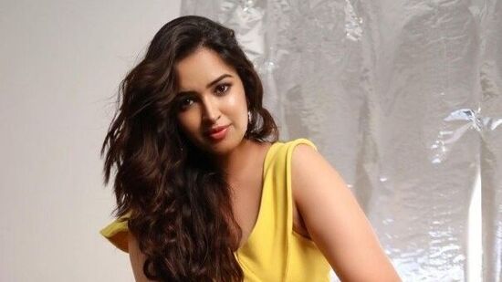 రంగస్థ‌లం ఫేమ్ పూజితా పొన్నాడా కొన్నాళ్లుగా త‌మిళంపైనే ఎక్కువ‌గా ఫోక‌స్ పెడుతోంది. ఆమె హీరోయిన్‌గా న‌టించిన కోలీవుడ్ మూవీస్‌ కొంజెం కాద‌ల్ కొంజెం మొద‌ల్‌, జాలీ ఓ జింఖానా సినిమాలు ఇటీవ‌లే రిలీజ‌య్యాయి.&nbsp;
