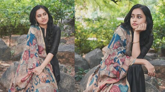 తెలుగు అమ్మాయి అయిన శ్రీదివ్య త‌మిళ సినిమాల‌తోనే ఎక్కువ‌గా ఫేమ‌స్ అయ్యింది. కార్తి స‌త్యం సుంద‌రం మూవీలో హీరోయిన్‌గా క‌నిపించింది. &nbsp;త‌మిళంలో కాకిస‌ట్టై, ఎట్టి, కాష్మోరాతో ప‌లు ప‌లు సూప‌ర్‌హిట్ సినిమాలు చేసింది.&nbsp;