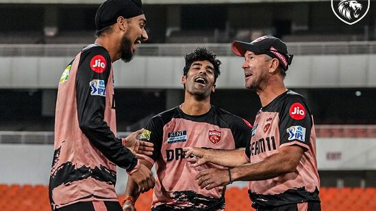 IPL 2025 Punjab Kings: పంజాబ్ కింగ్స్ జట్టు 2008 నుంచి ఐపీఎల్లో ఆడుతోంది. ఈ ఫ్రాంచైజీని మొదట కింగ్స్ ఎలెవన్ పంజాబ్ గా, ఆ తర్వాత పంజాబ్ కింగ్స్ గా మార్చారు. అయినా వాళ్ల రాత మాత్రం మారలేదు. ఒక్కసారి కూడా ట్రోఫీ అందుకోలేకపోయింది. దీంతో ఈసారి కొత్త కోచ్ రికీ పాంటింగ్, కొత్త కెప్టెన్ శ్రేయస్ అయ్యర్ అయినా ట్రోఫీ అందిస్తారన్న ఆశతో ఆ టీమ్ ఉంది.
