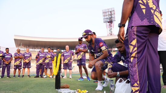 IPL 2025 Punjab Kings: గతేడాది ఐపీఎల్ ప్రారంభానికి ముందు కోల్‌కతా నైట్ రైడర్స్ జట్టు కాళీఘాట్ కు వెళ్లి పూజలు చేసింది. ఇప్పుడు కూడా సీజన్ ప్రారంభానికి ముందు వికెట్ ను పూజించడం ద్వారా సన్నాహక శిబిరాన్ని ప్రారంభించారు. గతేడాది పూజలు చేసి చివరికి ట్రోఫీ అందుకున్నారు. ఇప్పుడు పంజాబ్ కింగ్స్ కూడా కేకేఆర్ రూట్లోనే వెళ్తోంది.